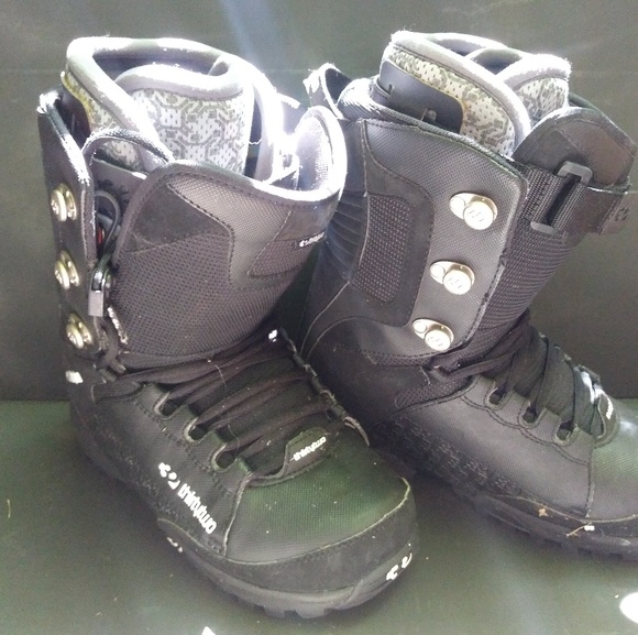 thirty two Snowboarding Boots - Picture 2 of 6